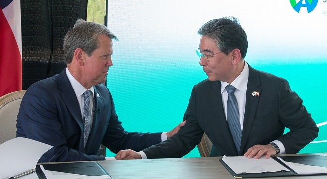 조지아주 브라이언 켐프 주지사(왼쪽)과 현대자동차 장재훈 사장이 투자 계약 체결 후 악수를 하고 있다. 제공=현대차.