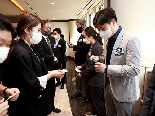 ▲ 정은경 한국금융신문 기자, 신원근 카카오페이 대표