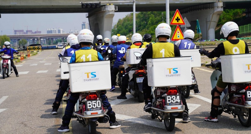 쿠팡이츠서비스가 서울시, 한국교통안정공단과 함게 오토바이 안전교육을 진행했다./사진제공=쿠팡