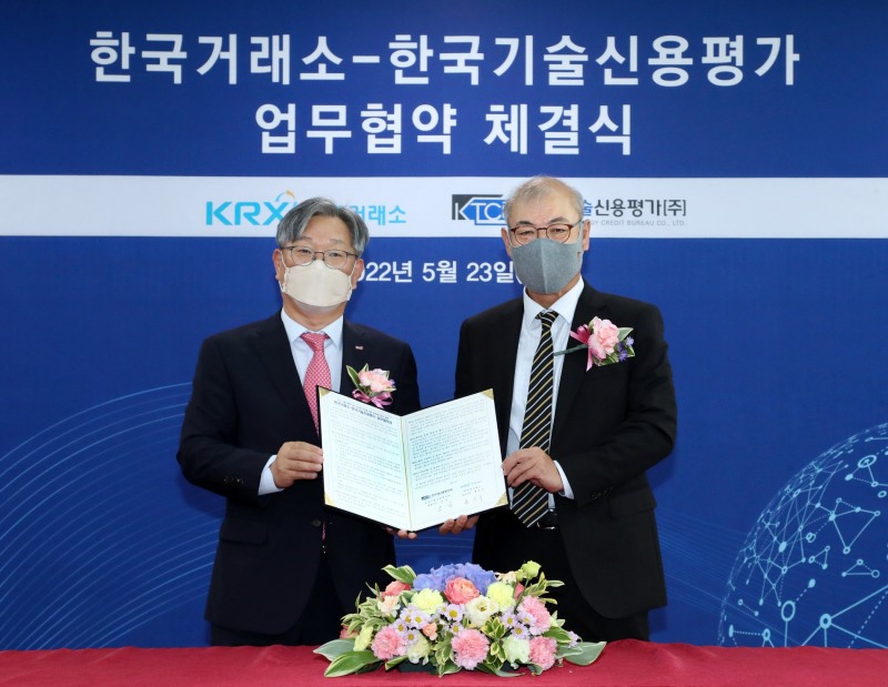 한국거래소(KRX)는 2일 서울사옥에서 한국기술신용평가(KTCB)와 업무협약을 체결했다. 협약 체결 후 (왼쪽부터) 홍순욱 한국거래소 코스닥시장본부장, 남욱 한국기술신용평가 대표이사가 기념 촬영을 하고 있다. / 사진제공= 한국거래소(2022.05.23)