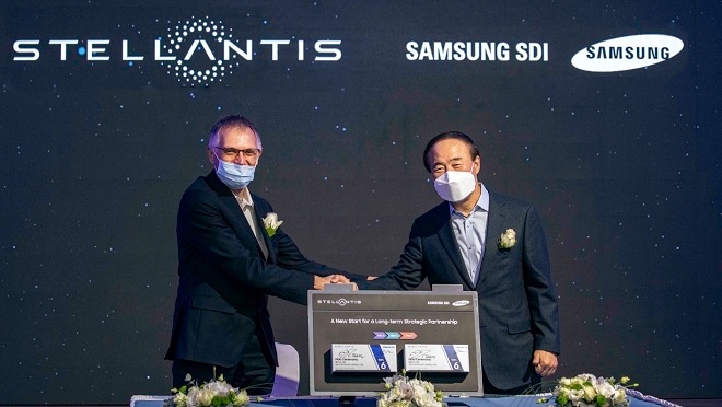 스텔란티스 카를로스 타바레스 CEO(왼쪽)과 삼성SDI 전영현 부회장이 2021년 10월26일 헝가리 삼성SDI 생산법인에서 만나 합작법인 MOU를 체결하고 기념촬영을 하고 있다. 사진=삼성SDI.