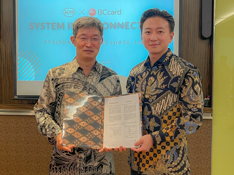 최원석 BC카드 사장(왼쪽)이 지난달 인도네시아 알토와 ‘해외 QR결제 사업’ 계약을 체결했다. /사진제공=BC카드