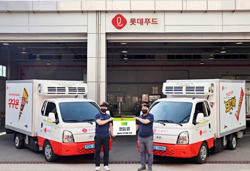 롯데푸드 동대문영업소 빙과 영업사원들이 친환경 차량을 이용해 영업활동을 하고 있다./ 사진제공 = 롯데푸드