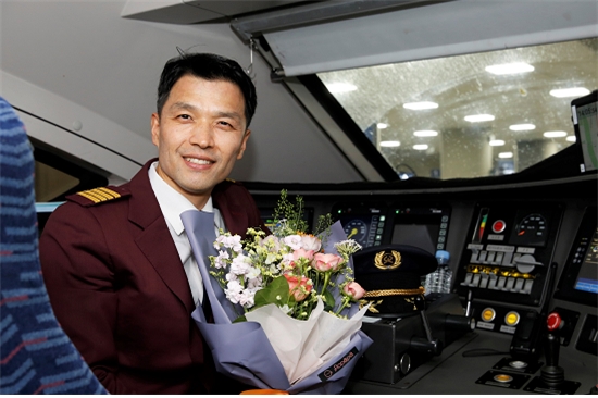 손순호 SRT 기장이 무사고 80만km를 달성했다. / 사진제공=SR