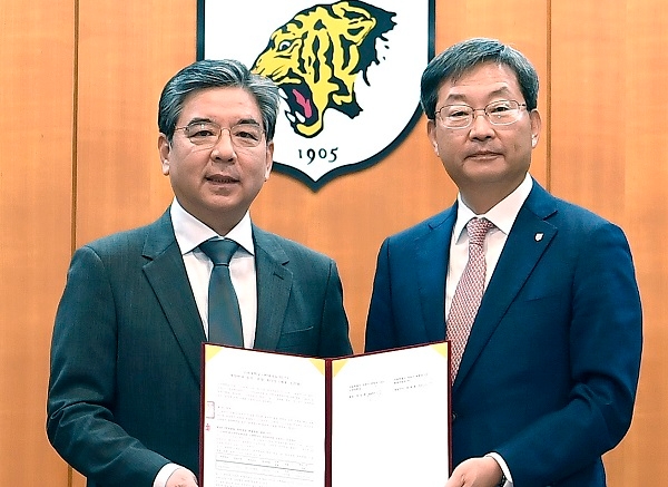 장재훈 현대차 사장(왼쪽)과 정진택 고려대 총장.