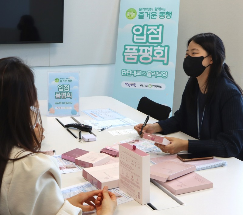 26일 열린 즐거운 동행 품평회에 참석한 중소기업 관계자가 올리브영 MD와 입점 상담을 진행하고 있는 모습이다./사진제공=CJ올리브영