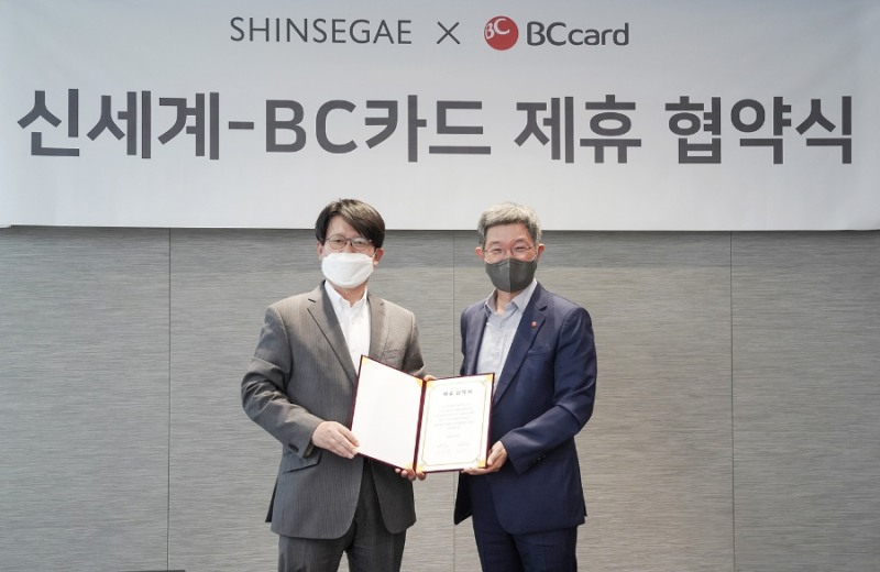 BC카드가 30일 오후 서울 중구 소재 BC카드 본사에서 신세계백화점과 함께 백화점 제휴 신용카드 출시를 위한 협약식을 열고 공식 계약을 체결했다. 사진은 최원석 BC카드 대표와 손영식 신세계백화점 대표(왼쪽). /사진제공=BC카드