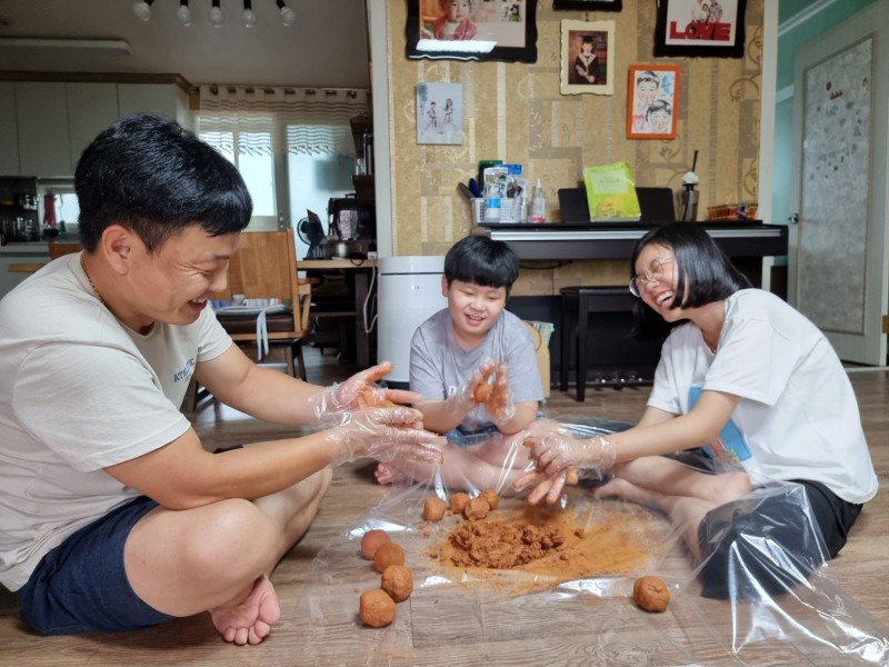 LG유플러스 임직원 가족이 EM흙공을 함께 만들고 있다. 사진=LG유플러스