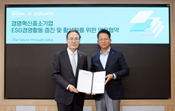 31일 서울 여의도 KoDATA 본사에서 열린 업무협약식에서 석용찬 메인비즈협회 회장(왼쪽부터)과 이호동 KoDATA 대표이사가 기념사진을 촬영하고 있다. /사진제공=KoDATA