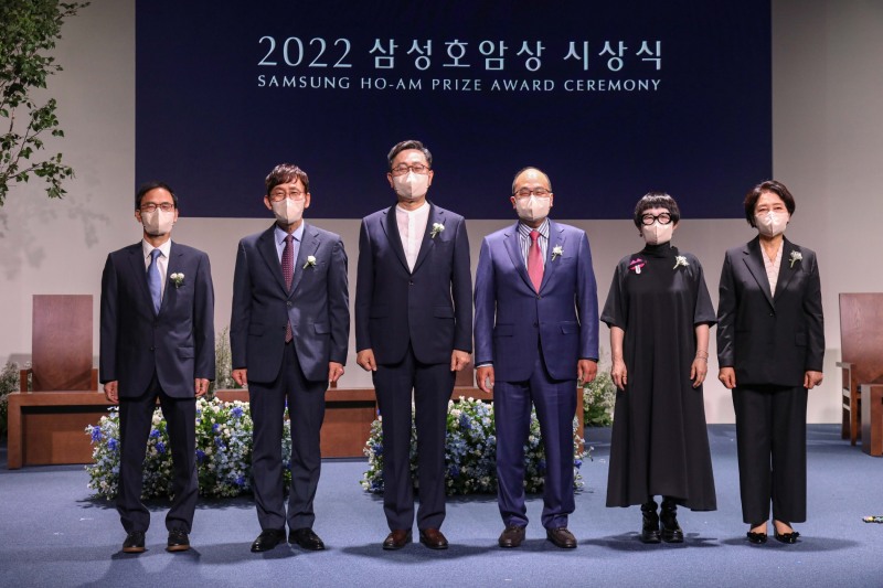 삼성호암상 수상자들이 31일 서울신라호텔 다이너스티홀에서 열린 ‘2022 삼성호암상 시상식’에서 기념 촬영을 하고 있다. (왼쪽부터) 과학상 물리·수학부문 오용근 포스텍 교수, 과학상 화학·생명과학부문 장석복 카이스트 특훈교수, 공학상 차상균 서울대 교수, 의학상 키스 정 하버드의대 교수, 예술상 김혜순 시인, 사회봉사상 하트-하트재단 신인숙 이사장. 사진=호암재단