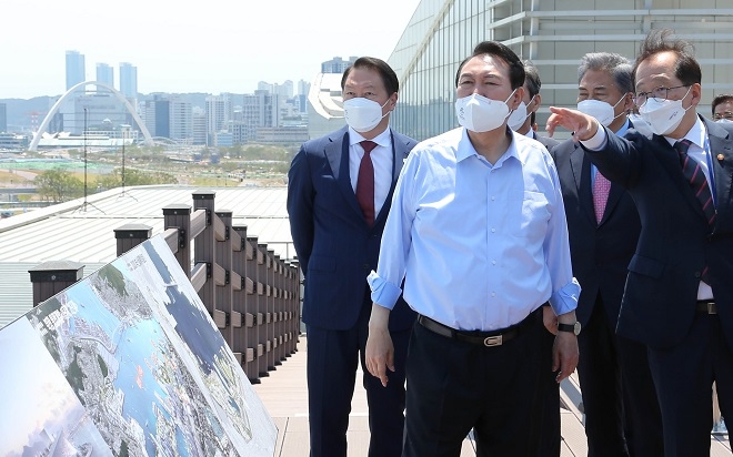 (왼쪽부터)최태원 대한상의 회장과 윤석열 대통령이  엑스포 박람회 부지를 관람하고 있다. 제공=대한상의.