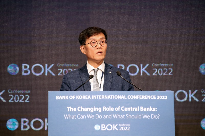 이창용 한국은행 총재가 2일 오전 '2022년 BOK 국제컨퍼런스'에서 개회사를 낭독하고 있다. / 사진제공= 한국은행(2022.06.02)