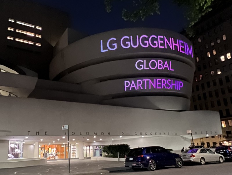 미국 뉴욕 구겐하임 뮤지엄 외관의 LG 구겐하임 글로벌 파트너십 맵핑 광고. 사진=LG