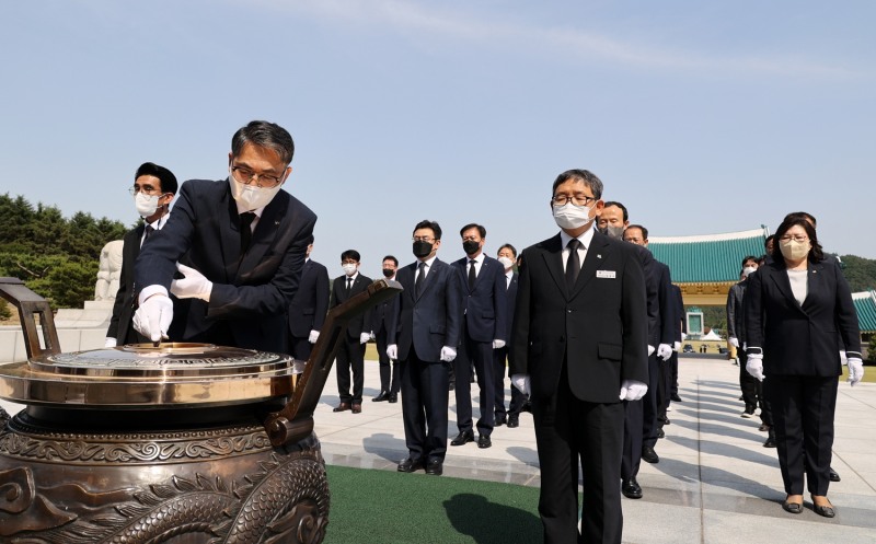 김정렬 LX한국국토정보공사 사장이 주요 임원진 40여 명과 3일 국립대전현충원을 참배하고 순국선열을 위해 분향하고 있다./사진=LX한국국토정보공사