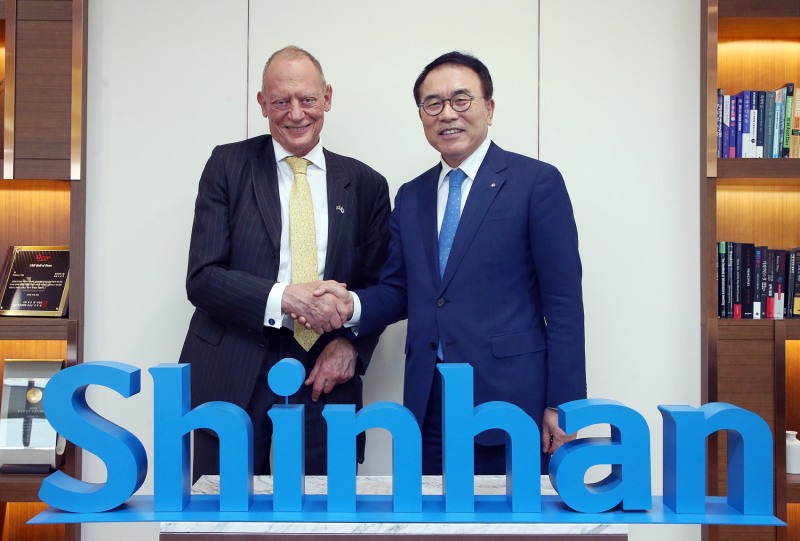 조용병 신한금융그룹 회장(오른쪽)이 3일 서울 중구 신한금융 본사에서 게리 그림스톤 영국 국제통상부 부장관과 만나 친환경 인프라 구축 등 지속가능한 투자를 위한 금융의 역할에 대해 논의하고 기념 촬영을 하고 있다./사진=신한금융그룹