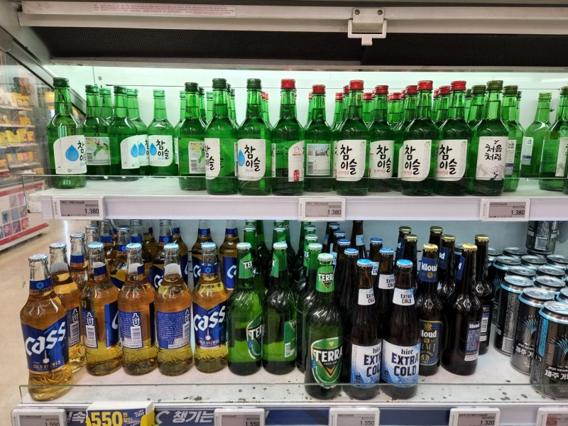 수도권 한 유통업체에 하이트진로의 소주 브랜드 '참이슬'과 맥주 '테라'가 진열돼있다./사진=나선혜기자