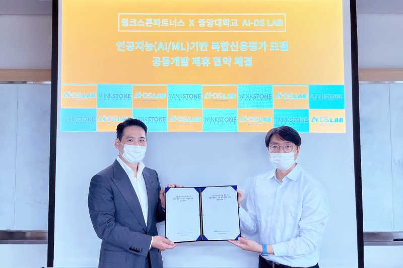 권오형 윙크스톤파트너스 대표(왼쪽)와 조윤식 중앙대학교 AI 데이터사이언스 연구실(AI-DS LAB) 교수(오른쪽)가 인공지능(AI/ML) 복합신용평가모델 개발을 위한 업무협약(MOU)를 체결했다. /사진제공=윙크스톤