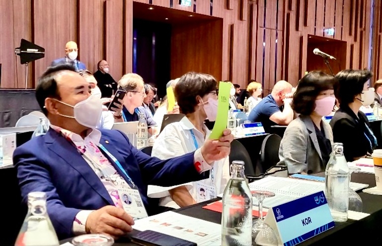 윤홍근 제너시스 BBQ회장이 김재열 국제빙상연맹 집행위원회 ISU 회장 당선을 위해 힘썼다./사진제공=제너시스BBQ