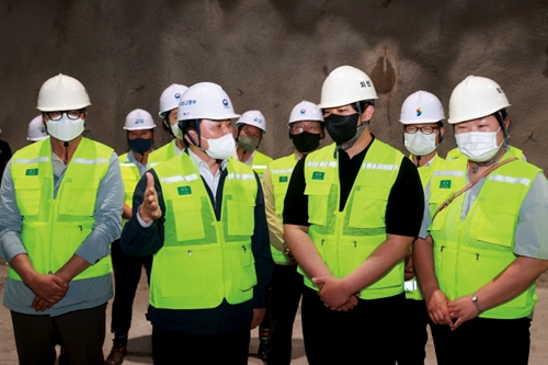 ▲ 원희룡 국토교통부 장관(왼쪽에서 두 번째)이 지난달 30일 GTX-A 공사현장을 찾아 현장 직원들을 독려하고 있다. 사진 = 국토교통부