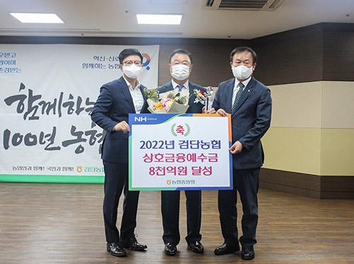 ▲ 인천농협지역본부 본부장 이강영(왼쪽), 검단농협 조합장 양동환(가운데)