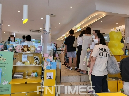 ▲ 지난 6일 오후 1시쯤 방문한 카페 노티드 청담점. 매장 안 도넛을 사려는 고객들의 줄이 길게 늘어서 있다. 사진제공 = 신혜주 기자