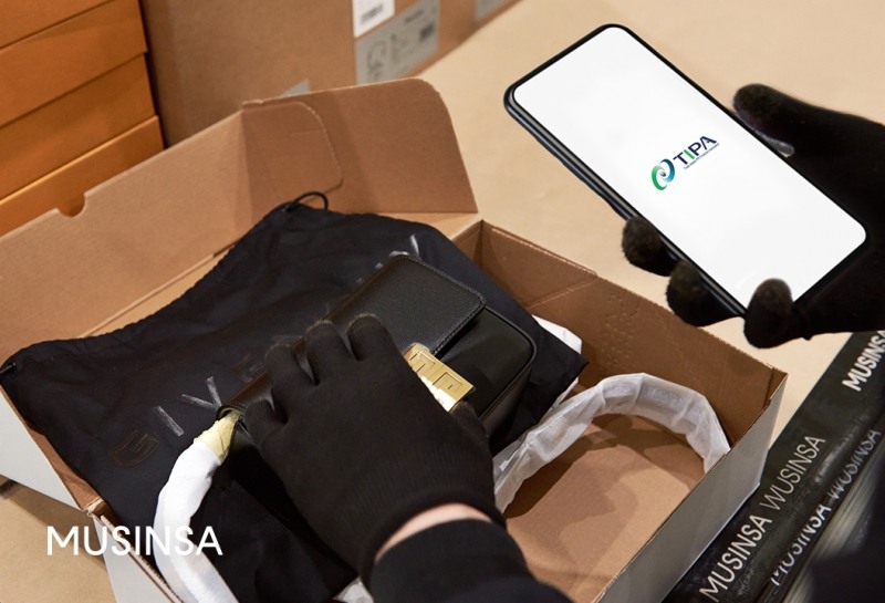 무신사가 무역관련지식재산권보호협회(TIPA)와 협력해 국내 공급하는 해외 럭셔리 브랜드 제품 전수 검사를 진행한다./사진제공=무신사