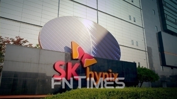 신한금융투자(대표 이영창·김상태)와 DB금융투자(대표 고원종)이 14일 메모리 반도체 가격 하락 전망을 반영해 SK하이닉스(대표 박정호·곽노정) 목표주가를 잇달아 하향 조정했다./사진=SK하이닉스