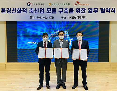 ▲ 오른쪽부터 이재식 농협중앙회 부회장, 농축산 식품부 정황근 장관, 인천석유 화학 최윤석 대표이사.