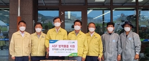 ▲ 왼쪽 세 번째부터 안병우 농협 축산경제대표, 홍천축협 임홍원 조합장.