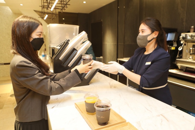 본점 4층  VIP바에서 와이 커뮤니티 회원이 무료 커피 혜택을 받는 모습./ 사진제공 = 롯데쇼핑