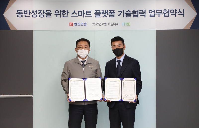 이정렬 반도건설 시공부문대표(왼쪽)이 김도형 아이티로 대표와 지난 15일 서울시 강남구 테헤란로에 열린‘건축물 스마트 플랫폼’ 분야 상호 기술협력을 위한 업무협약식에서 기념촬영을 하고있다./사진제공=반도건설