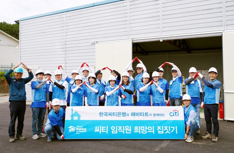 16일 유명순 한국씨티은행장(왼쪽에서 여섯 번째)과 임직원들이 충청남도 천안시 목천읍에 위치한 해비타트 건축 현장에서 ‘씨티 임직원 희망의 집짓기’ 봉사활동에 앞서 기념촬영을 하고 있다. / 사진제공=한국씨티은행