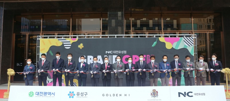 이랜드의 차세대 도심형 라이프스타일 아울렛 NC대전유성점이 17일 오전 오픈식을 갖고 고객에게 첫 선을 보였다. 사진 왼쪽 여섯 번째부터 박희삼 골든하이 회장, 이장우 대전시장 당선인, 윤성대 이랜드리테일 대표./사진제공=이랜드그룹