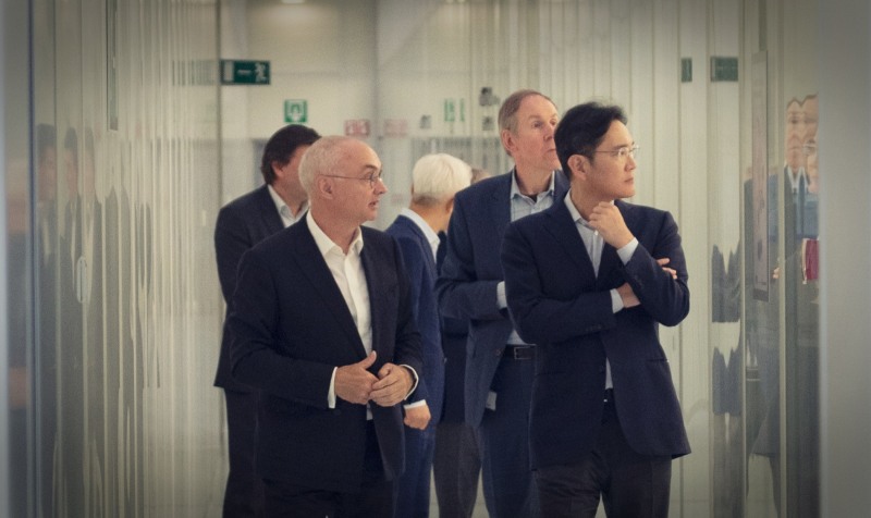 이재용 삼성전자 부회장이 15일(현지 시간) 벨기에 루벤(Leuven)에 위치한 imec을 방문해 루크 반 덴 호브(Luc Van den hove) imec CEO와 만나 미래 기술에 대해 논의하고 연구개발 현장을 살펴봤다. 사진=삼성전자
