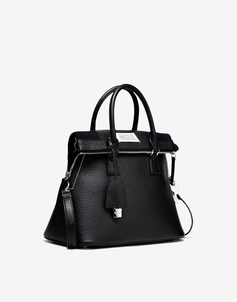 세계적인 패션 그룹인 OTB의 명품 브랜드 ‘메종 마르지엘라)’가 카카오톡 선물하기에 입점했다. 사진=카카오