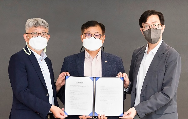 (왼쪽부터)민테크 홍영진 대표, SK네트웍스 장영욱 스피드메이트 사업부장, 에바 이훈 대표. 제공=SK네트웍스.