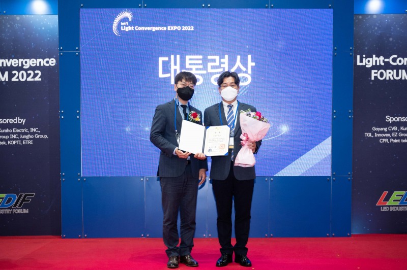 삼성전자의 차량용 픽셀(PixCell) LED가 21일 경기도 일산 킨텍스에서 열린 '국제광융합 O2O 엑스포'에서 대통령상을 수상했다. (왼쪽부터) 박기호 산업통상자원부 전자전기과 사무관, 맹경무 삼성전자 LED사업팀 전략마케팅팀 상무. 사진=삼성전자