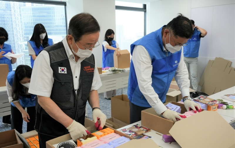 강대성 굿피플 상임이사와 김병희 DGB캐피탈 대표이사(오른쪽)가 위생용품 키트를 포장하고 있다. /사진제공-DGB캐피탈