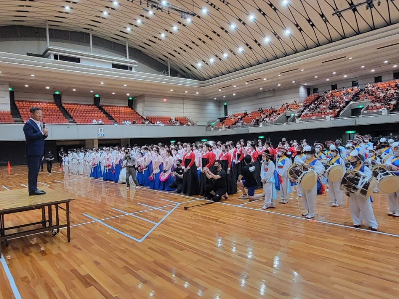 최윤 OK금융그룹 회장이 금강학교 이사장 연임에 성공했다. 사진은 일본 오사카에 위치한 금강학교에서 진행된 ‘금강학원제’에 참석한 최윤 회장(맨 왼쪽)이 축사를 하고 있다. /사진제굥=OK금융그룹