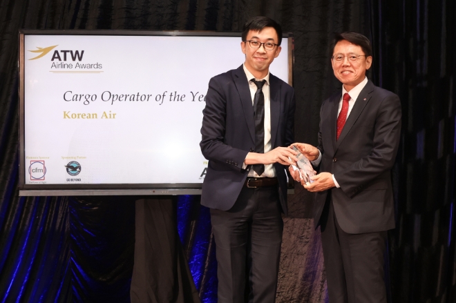 대한항공(회장 조원태)은 21일(현지시간) 카타르 도하에서 열린 '에어 트랜스포트 월드(Air Transport World, 이하 ATW)' 시상식에서 '2022년 올해의 화물 항공사(Cargo Operator of the Year)'상을 수상했다. 사진=대한항공.