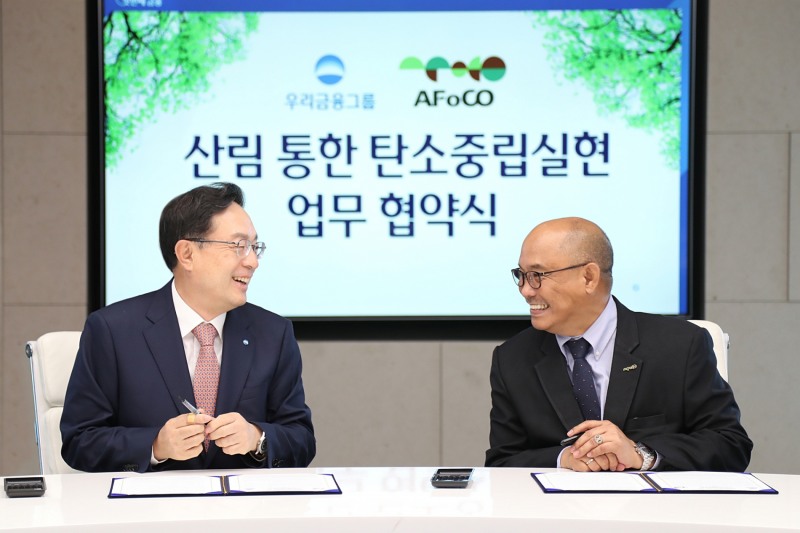 손태승 우리금융그룹 회장과 리카르도 칼데론(Ricardo L. Calderon) 아시아산림협력기구(AFoCO) 사무총장이 21일 ‘지속가능한 산림관리를 통한 기후위기 대응과 ESG경영 상호협력’을 위한 업무협약을 체결하는 모습. / 사진제공=우리금융그룹