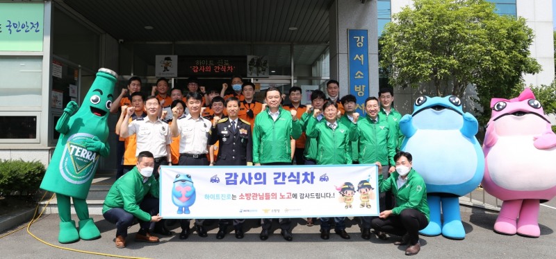 지난 17일 부산 강서소방서에서 하이트진로 김인규 대표(오른쪽 세번째), 강서소방서 강호정 서장(왼쪽 세번째)을 포함한 관계자들이 참석한 가운데 ‘2022 감사의 간식차’ 행사를 진행했다./ 사진제공 = 하이트진로