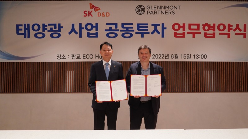 김해중 SK디앤디 에너지솔루션본부 본부장(좌측)이 파비엔 다볼라 글렌몬트파트너스 아시아퍼시픽 총괄과 22일 태양광 사업 공동투자 업무협약식에서 기념촬영을 하고 있다./사진제공=SK디앤디