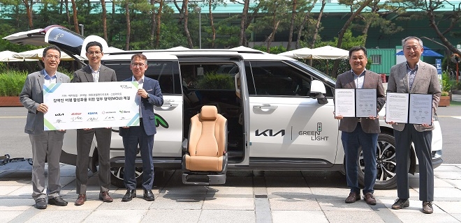 (왼쪽부터) 이덕현 기아 경영전략실장, 김경원 제주항공 커머셜전략실장, 원종철 코레일 미래전략실장, 이상혁 한화호텔앤드리조트 HR그룹장, 김춘만 사단법인 그린라이트 이사가 ‘초록여행’ 장애인 전용 차량 앞에서 기념촬영을 하고 있다. 사진제공=기아.