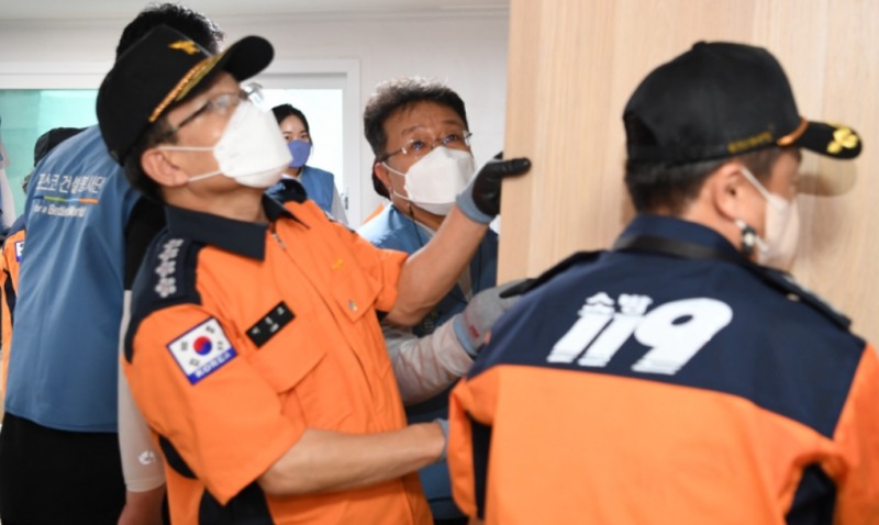 포스코건설이 10년째 맞이하는 주거환경개선활동으로 홀몸어르신 세대에 화재예방과 에너지 효율을 높일 수 있도록 집수리를 하고 있다. / 사진제공=포스코건설