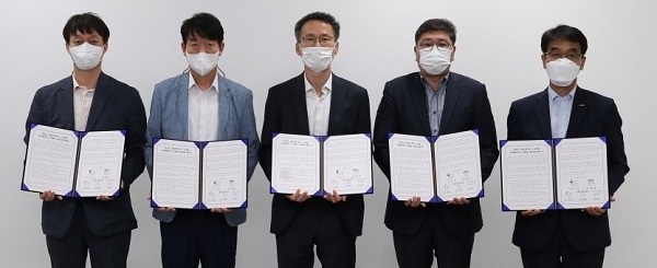 (왼쪽부터) SK지오센트릭 송화석 경영기획실장, 한국도로공사 김명호 영업본부장,환경부 조희송 한강유역환경청장, 한국순환자원유통지원센터 임태수 본부장,제주삼다수 이경호 기획이사. 사진제공=SK지오센트릭.