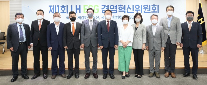 (사진 왼쪽부터) 차동언 법무법인 대륙아주 변호사, 정준혁 서울대학교 교수, 곽채기 동국대학교 교수, 박개성 엘리오컴퍼니 대표이사, 김준기 LH ESG경영혁신위원장, 김현준 LH사장, 이미경 환경재단 대표, 양진옥 굿네이버스 미래재단 대표, 김연성 인하대학교 교수, 김창완 중앙대학교 교수, 오준환 SK사회적가치연구원 SV센터장이 기념촬영을 하고 있다. / 사진제공=LH