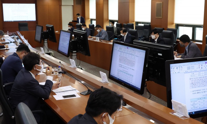 김소영 금융위원회 부위원장은 24일 오후 서울 여의도 한국거래소에서 금감원, 거래소, 금투협, 증권금융 등 유관기관 공동으로 증시점검회의를 개최하고 현재 증시상황에 대한 의견을 공유하고 시장안정조치 준비상황을 점검했다. / 사진제공= 금융위원회(2022.06.24)