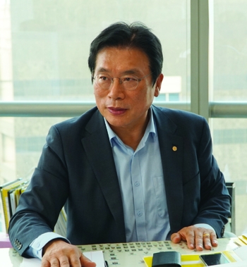 △1985.02 동국대학교 졸업 / 1987.08 동국대학교 행정대학원 졸업(행정학 석사) / 1985.04 ~ 1994.12 한국감정원 / 1994.12. ~ 2009.05 한국부동산신탁 실장 / 2009.05 ~ 2019.03 무궁화신탁 신탁사업부문 대표 / 2019.03 ~ 현재 무궁화신탁 대표이사/사장
