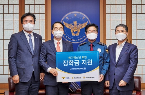 ▲ (왼쪽부터)권준명 무궁화신탁 대표이사, 김두연 경찰대학 교육진흥대학 이사장, 김창룡 경찰청장, 오창석 무궁화신탁 회장이 지난해 5월 서울 경찰청에서 ‘위기 청소년 후원을 위한 장학증서 전달식’에서 기념촬영을 하고 있다. 사진제공 = 무궁화신탁